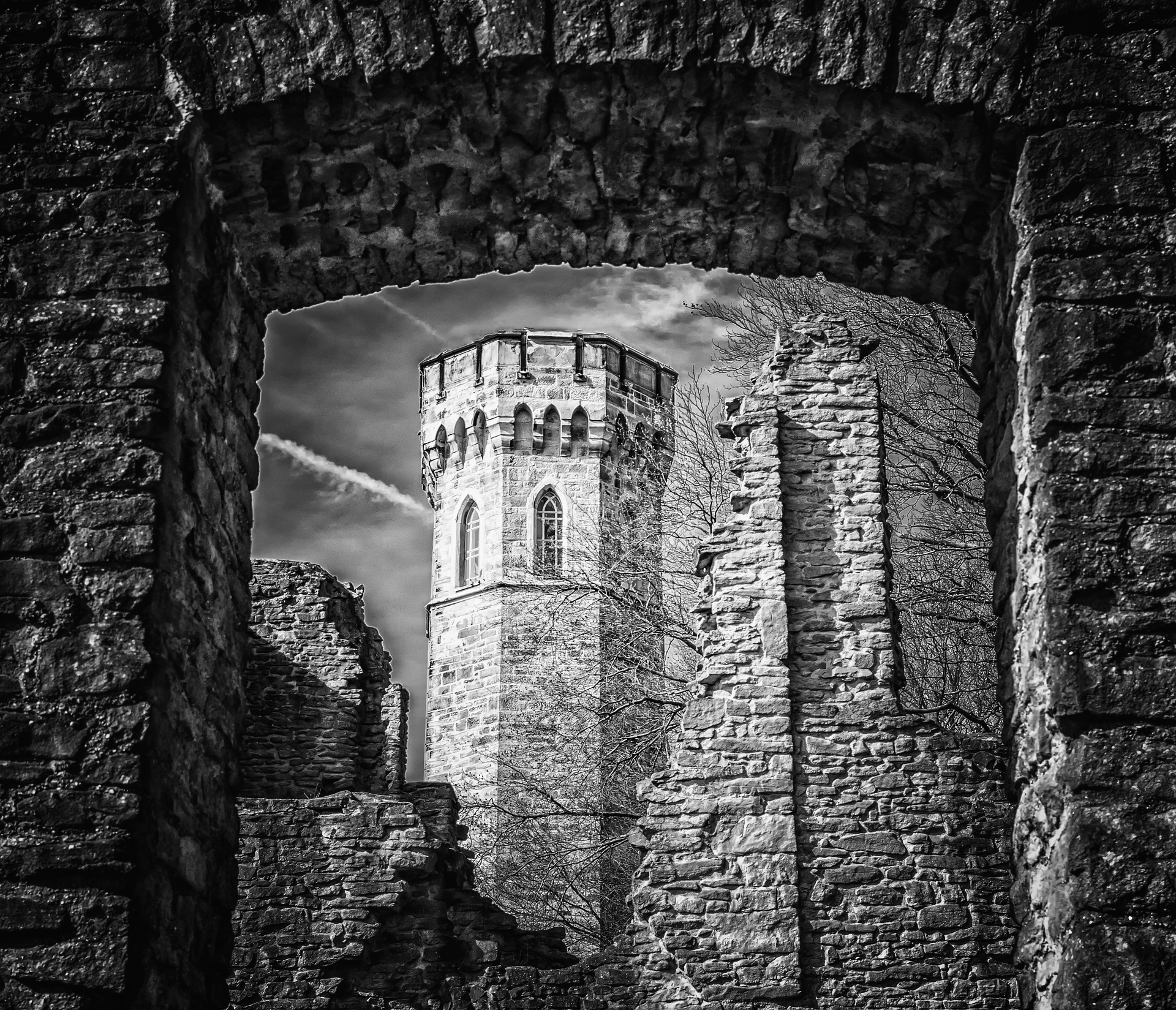 Tour du château - Pixabay pour illustrer Déviance, le roman de vampire passionnel et gothique