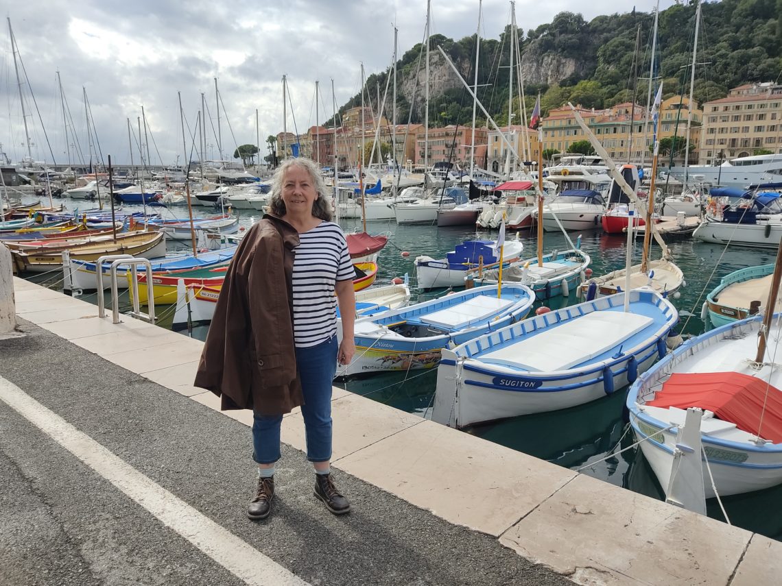 L'auteure Christine Barsi sur le port Lympia à Nice, octobre 2024