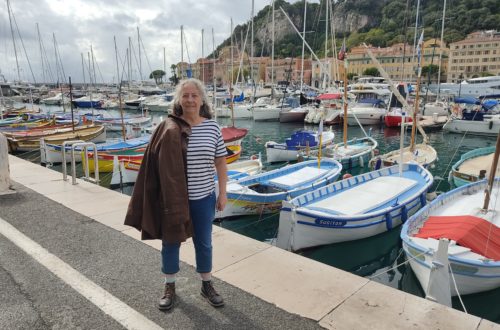 L'auteure Christine Barsi sur le port Lympia à Nice, octobre 2024