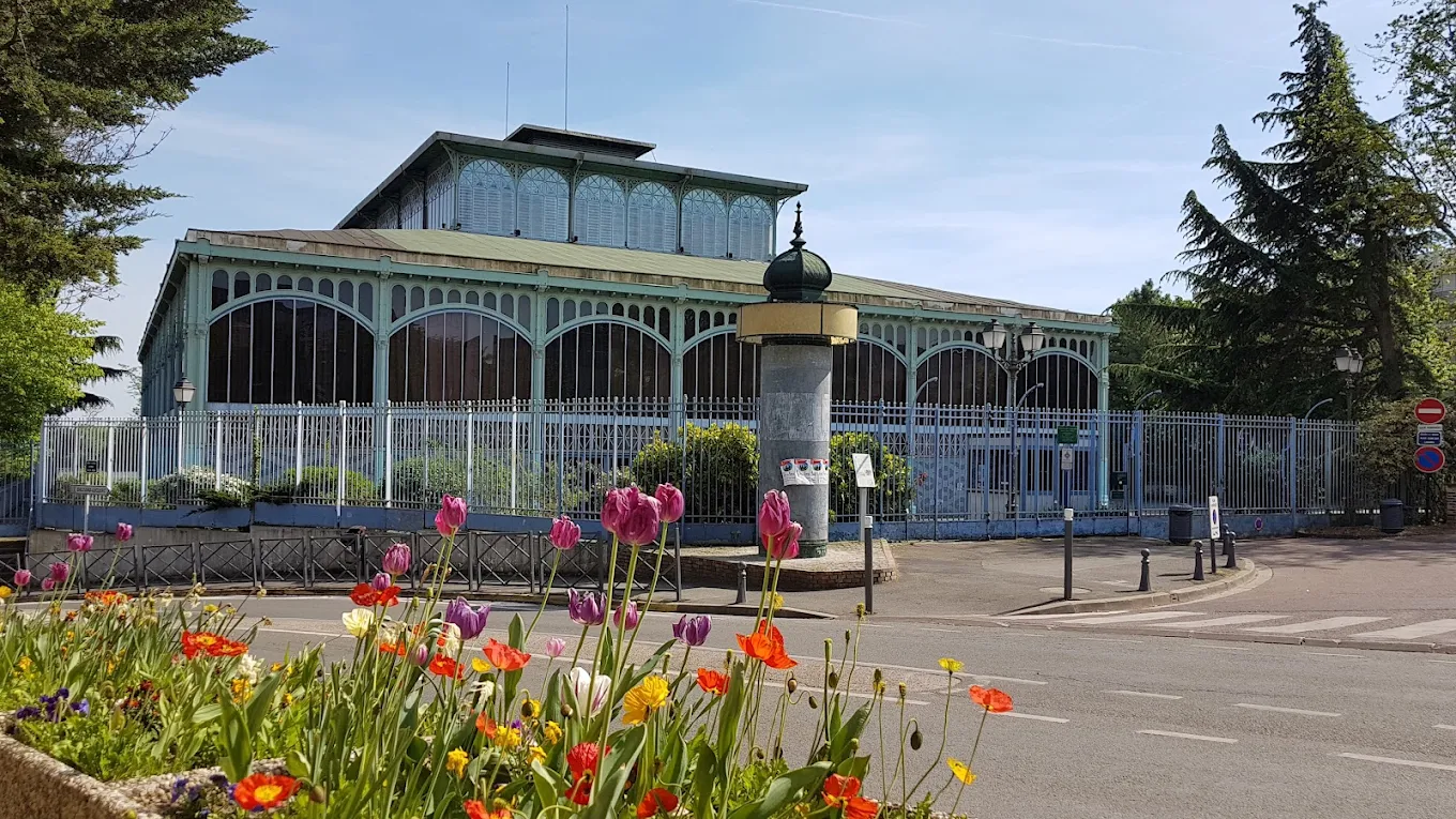 L'auteure christine barsi lors de la dictée intergénérationnelle au Pavillon Baltard sur Nogent-sur-Marne le samedi 8 novembre 2025